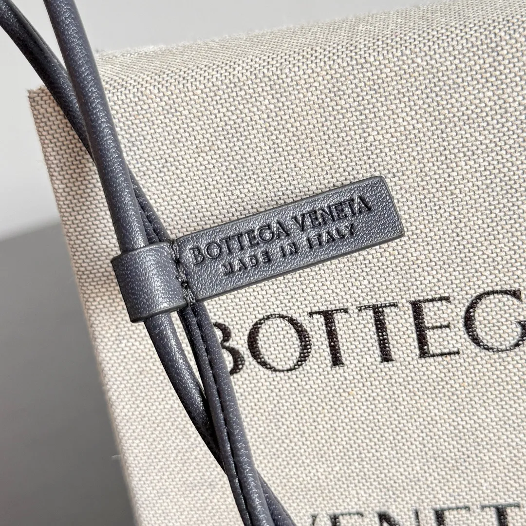 Batch 420 Let’s see what new cute little thing BV has released~ It’s this letter pendant, which is different from the puppy pendant. The weaving of this letter is more three-dimensional, and the material is very solid, and it is not easy to deform even if it is folded. Style number: L